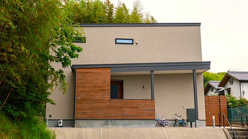 大きな吹き抜けのあるリビング