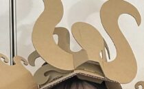 ダンボールでできた兜